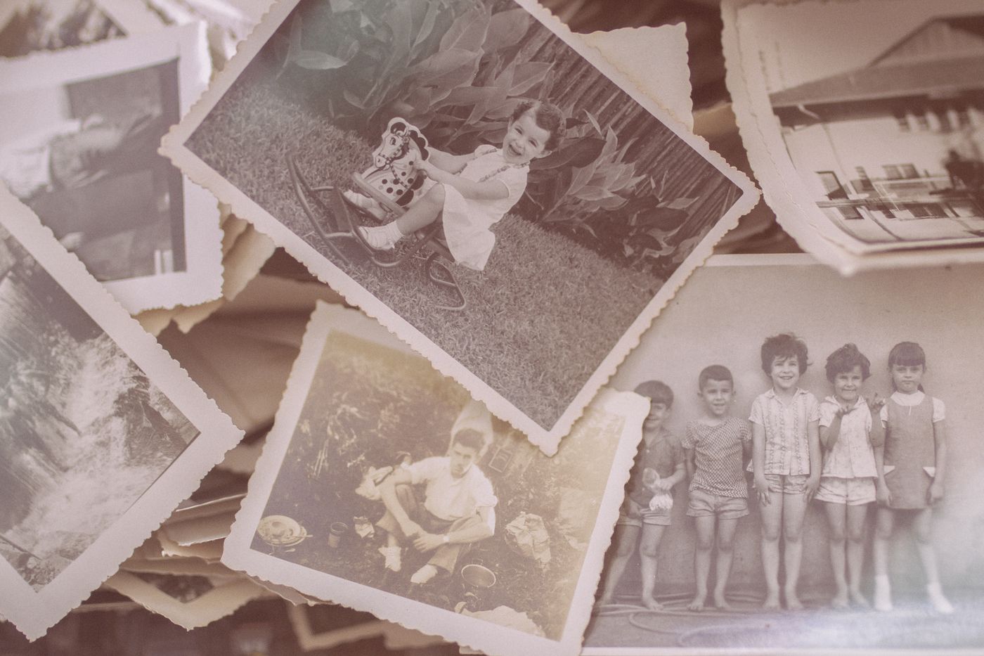 em-archiv-fotok-01 Régi papírképek szétterítve az asztalon