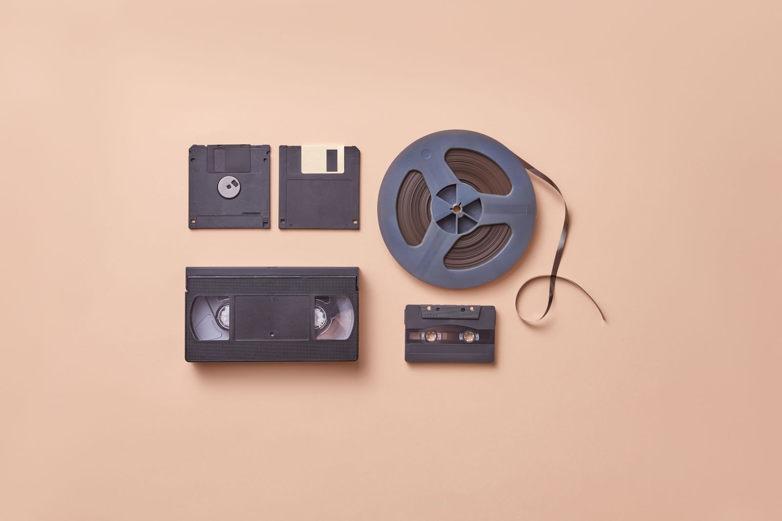 VHS kazetta, filmtekercs, floppy és magnókazetta felülnézetből
